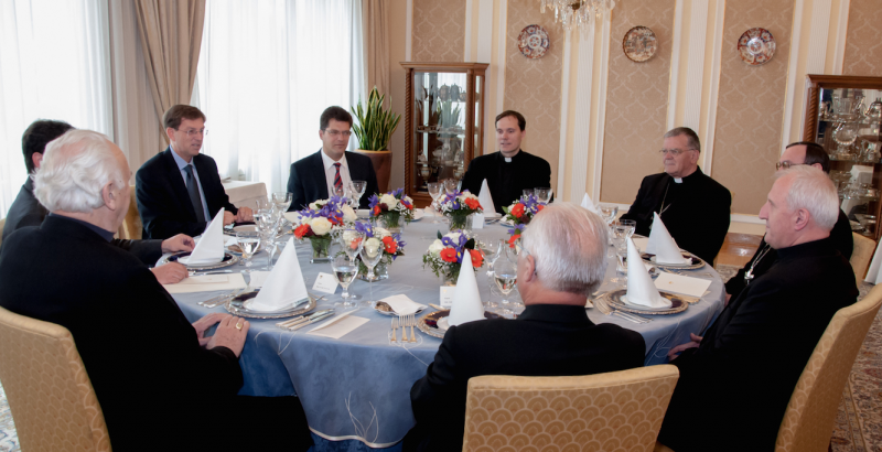 Slovenski škofje na srečanju s predsednikom Vlade Republike Slovenije dr. Mirom Cerarjem - Foto: Janez Platiše