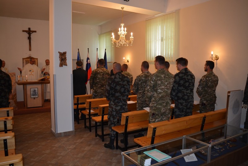 Pri maši zbrani vojaki ob Dnevu Slovenske vojske 2015