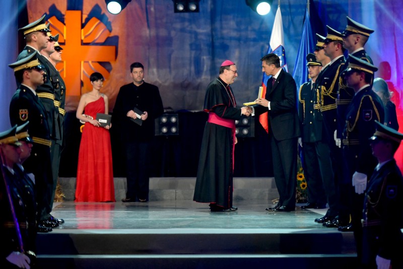 Predsednik RS Borut Pahor je ob začetku koncerta Slovenski karitas ob 25. letnici delovanja podelil odlikovanje RS, Zlati red za zasluge za odlično uresničevanje človekoljubnega poslanstva
