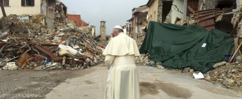 Papež Frančišek v mestu Amatrice - Foto Greg Burke, Twitter