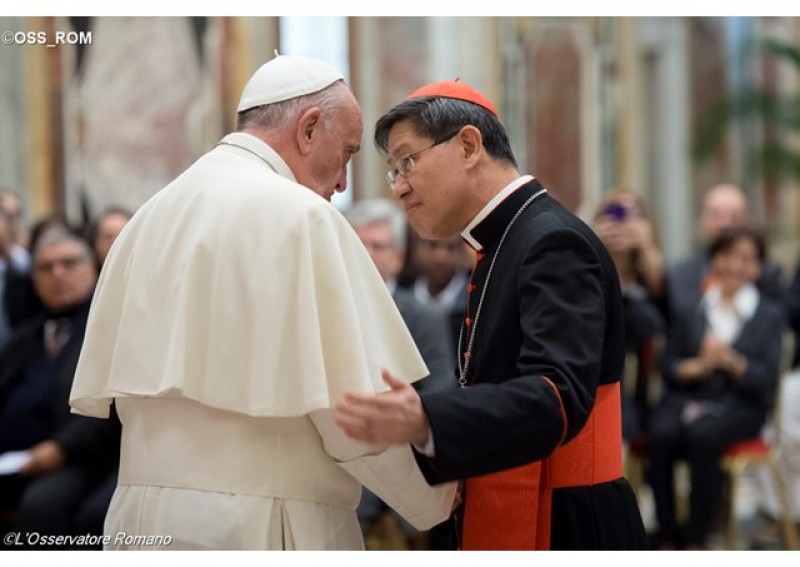 Papež Frančišek s predsednikom Caritas Internationalis kardinalom Luisom Antonijem Taglejem -  Foto: Osservatore Romano