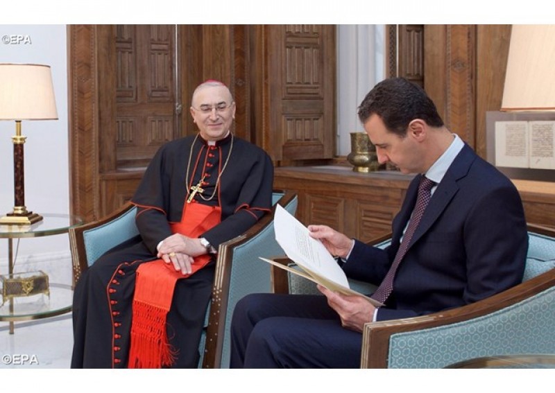 Bašar al Asad bere pismo papeža Frančiška, ki mu ga je izročil kardinal Mario Zenari - Foto RV, EPA