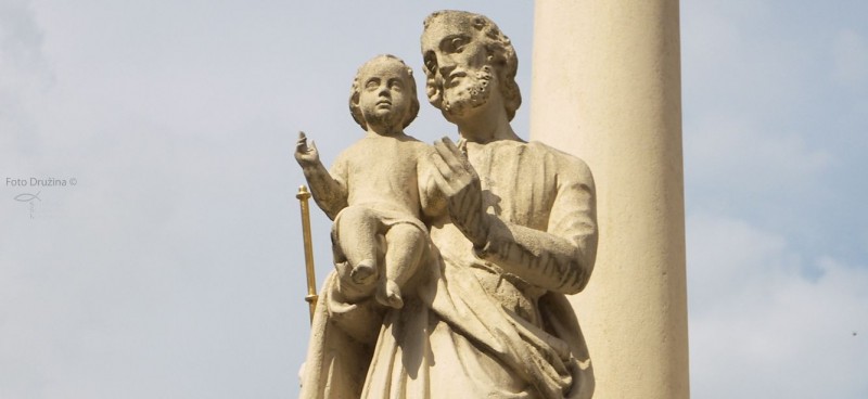 Upodobitev sv. Jožefa z Detetom Jezusom na Marijinem stebru pred Celjsko stolnico - Foto Družina
