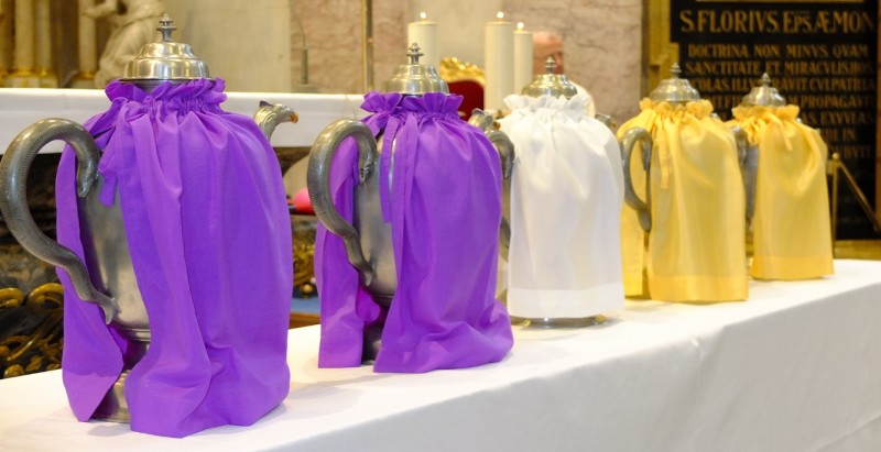 Na veliki četrtek dopoldne škofje ordinariji skupaj z duhovniki in ljudstvom v stolnih cerkvah darujejo krizmene maše, ki so ime dobile po sveti krizmi – oljčnem olju, obogatenem z balzamom ali dišavnicami, nad katerim škof zmoli posvetilno molitev.
