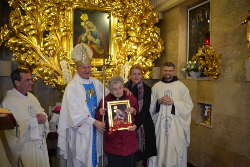 Škof Jamnik in gospa Polak na Brezjah leta 2016