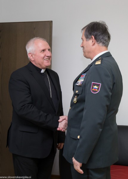 Predsednik SŠK msgr. Stanislav Zore in generalmajorj dr. Andrej Osterman, načelnika Generalštaba SV