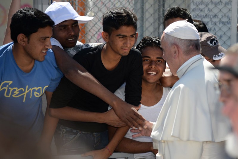 Papež Frančišek v begunskem centru v Grčiji - Foto: splet