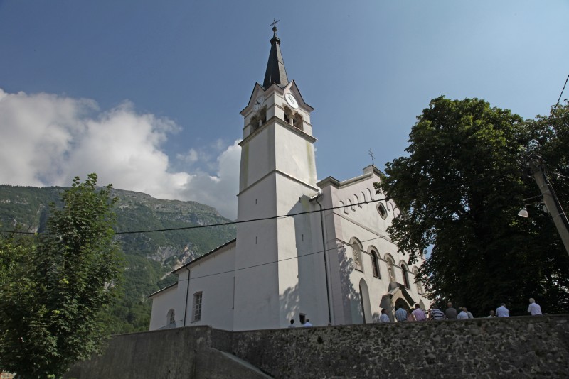 Župnijska cerkev sv. Urha v Bovcu - Foto: Družina