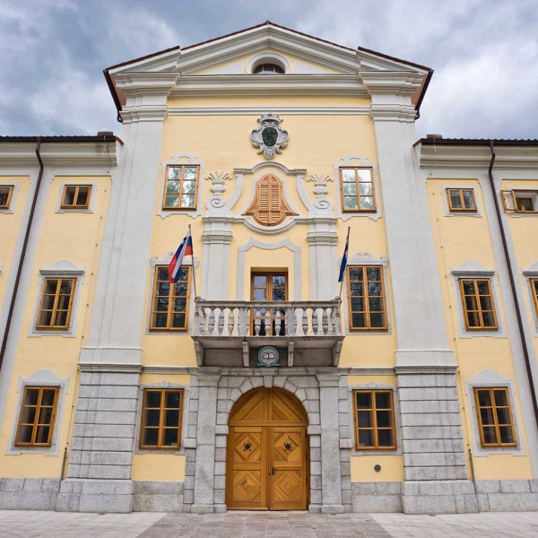 Škofijska karitas Koper pripravlja v dvorcu Lanthieri v Vipavi slovesno akademijo.