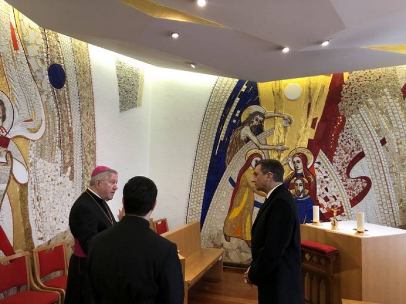 Nadškof je predsedniku razkazal prostore nadškofije s kapelico, ki jo je z mozaiki okrasil pater Marko Ivan Rupnik - Foto: UPRS