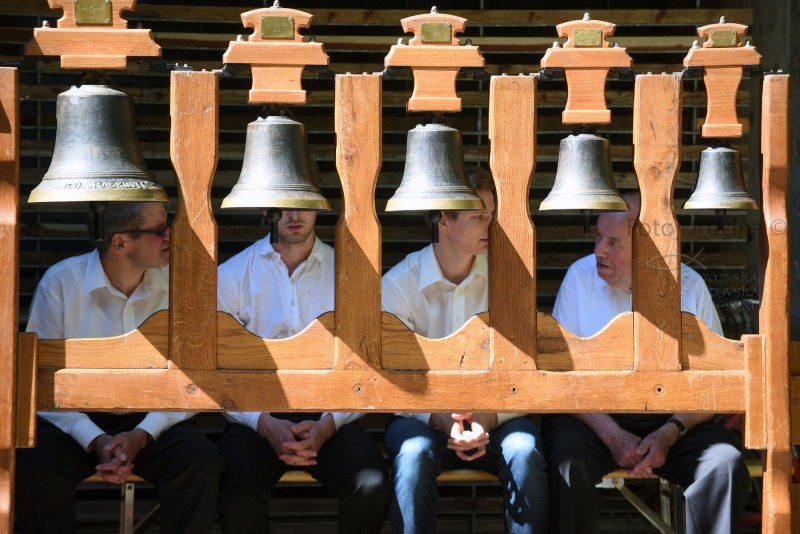 Slovenci imamo do zvonov posebno spoštovanje. To kaže tudi pritrkavanje, ki iz zvonov izvablja posebne melodije in je prisotno od 16. stoletja, dokumentirano pa od 19. stoletja dalje. Foto: Družina