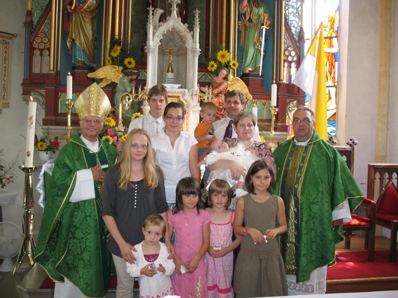 Priložena fotografija je bila posneta leta 2011 ob krstu hčere Mance.