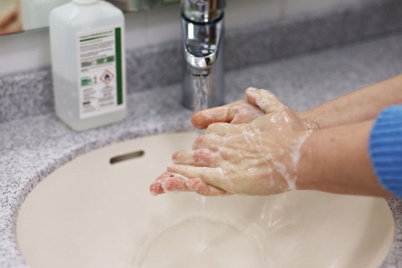Pri preprečevanju okužbe je priporočljivo redno umivanje rok z milom in vodo - Foto: splet