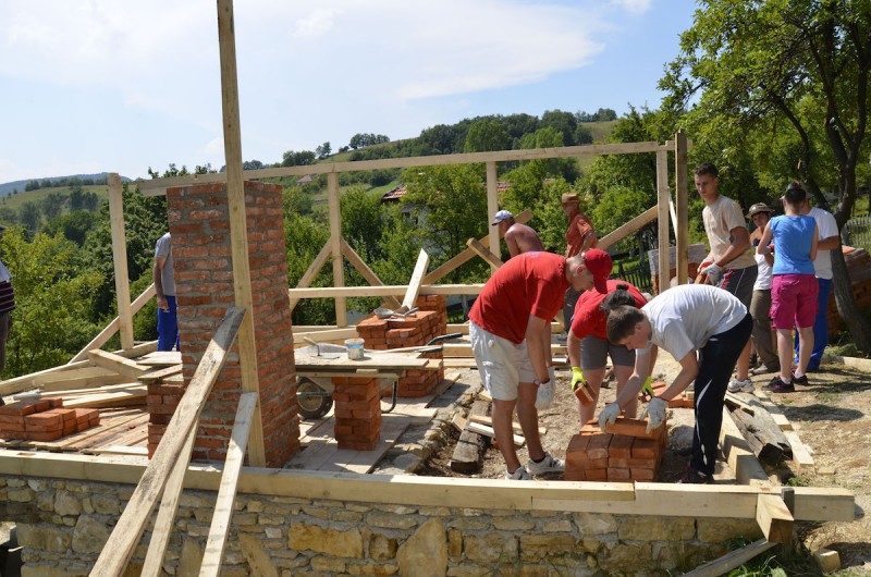 Škofijska karitas Koper v Banja Luki v BiH podpira otroke pri šolanju in pomaga pri obnovi hiš revnim družinam.
