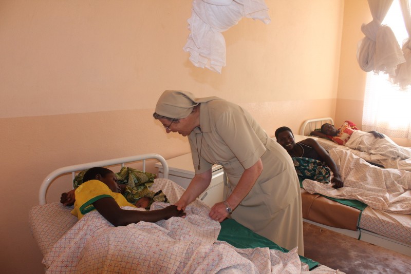 s. Vesna Hiti v zdravstvenem centru v Burundiju