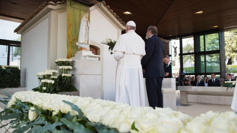 Papež Frančišek med obiskom Fatime. To portugalsko svetišče bo eno izmed tridesetih, v katerih bo prihodnji mesec potekala molitev rožnega venca - Foto: Vatican News