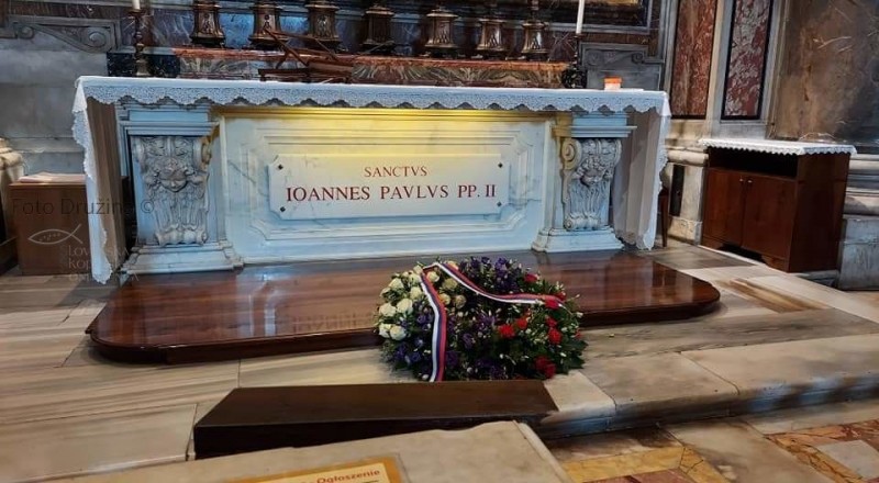 Nadškof Zore bo daroval sveto mašo na grobu sv. papeža Janeza Pavla II., ki se v baziliki nahaja v kapeli sv. Sebastijana - Foto: Družina