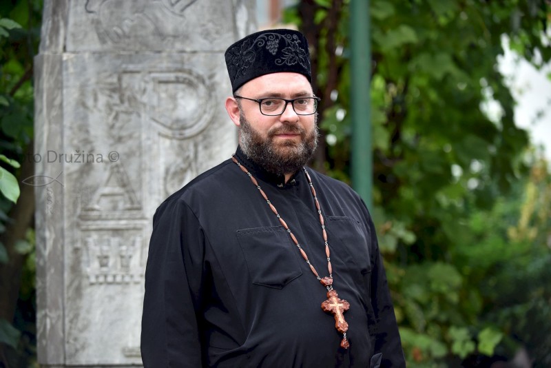 Sveto bogoslužje za mir v Ukrajini v ljubljanski stolnici bo daroval hrvaški grkokatoliški škof vladika Milan Stipić - Foto: Družina