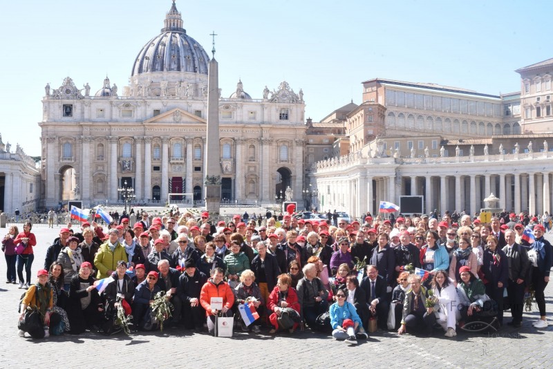 Romarji Družine v Rimu po sveti maši s svetim očetom Frančiškom ob 70-letnici tednika - Foto: Družina