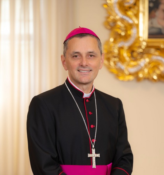 Sveto mašo bo daroval novomeški škof in predsednik Slovenske škofovske konference msgr. dr. Andrej Saje