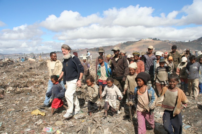 Fotografija Staneta Kerina iz Madagaskarja: Z LJUDMI NA SMETIŠČU - Pedro Opeka. Foto: Družina