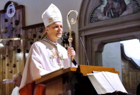 Pridiga škofa Andreja Sajeta pri sveti maši za sinodo
