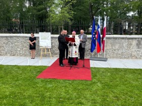 Nadškof Stanislav Zore v Kranju blagoslovil park slovenskih himen