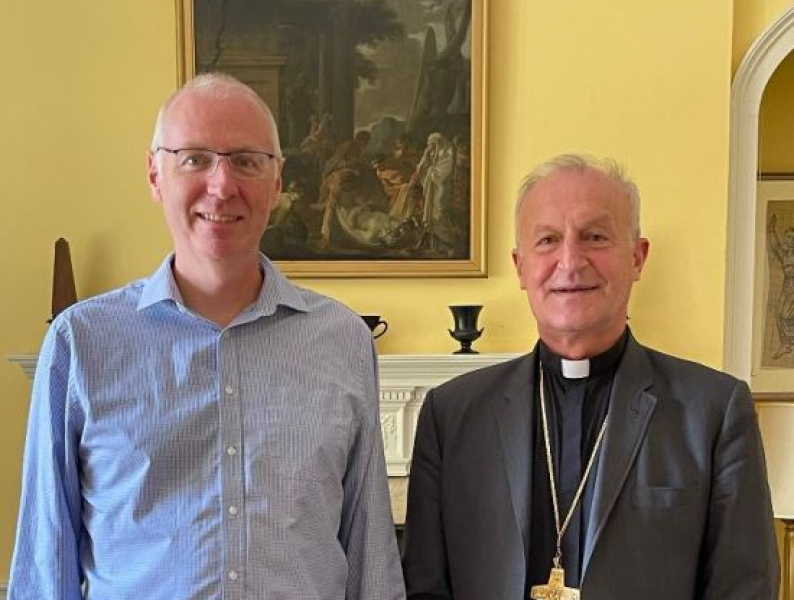 Foto: Škof Jamnik z dr. Nicholasom Austinom, predstojnikom jezuitskega kolegija Campion Hall v Oxfordu / Družina