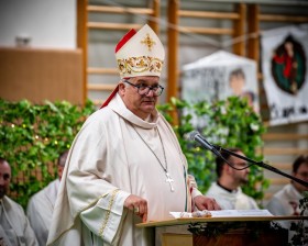 Škof Štumpf sodelavcem Karitas: 'Mnogi nočemo biti obsojenci na smrt, tudi če nam s tem sedaj grozi vladajoča politika'