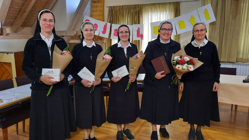 Novo vodstvo mariborske province Šolskih sester. sv. Frančiška Kristusa Kralja. FOTO: solske-sestre.si